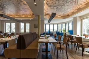 Se sirven desayunos y cenas; cocina internacional; con vista al mar