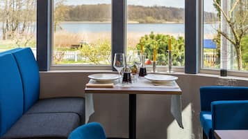 Serviço de café da manhã, culinária internacional, vistas para o mar