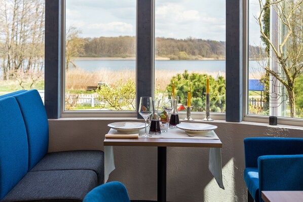 Se sirven desayunos y cenas; cocina internacional; con vista al mar