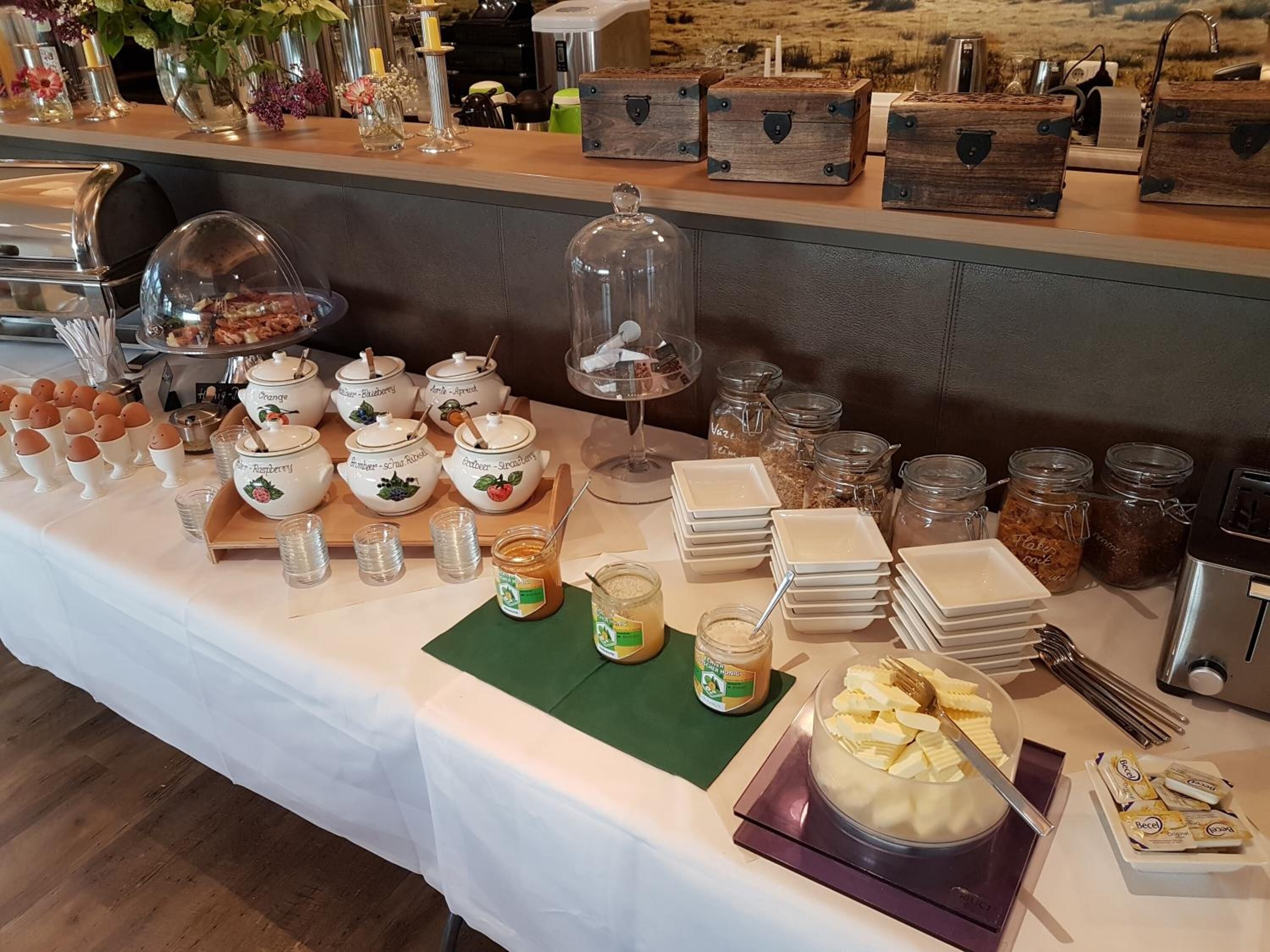 breakfast, dinner served; international cuisine, sea views