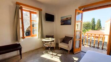 Cofres nos quartos, escrivaninha, quartos à prova de som