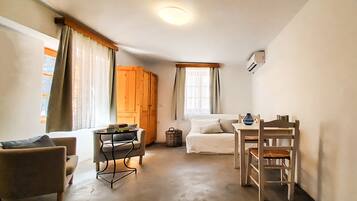 Estúdio | Cofres nos quartos, escrivaninha, quartos à prova de som