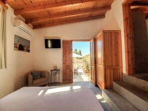 In-room safe, desk, soundproofing, iron/ironing board - Saint George Studios (Rhodes)