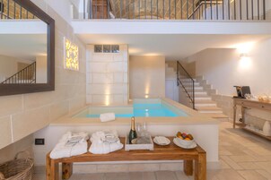 Superior-Studiosuite | Wohnbereich | 42-Zoll-Flachbildfernseher mit Digitalempfang