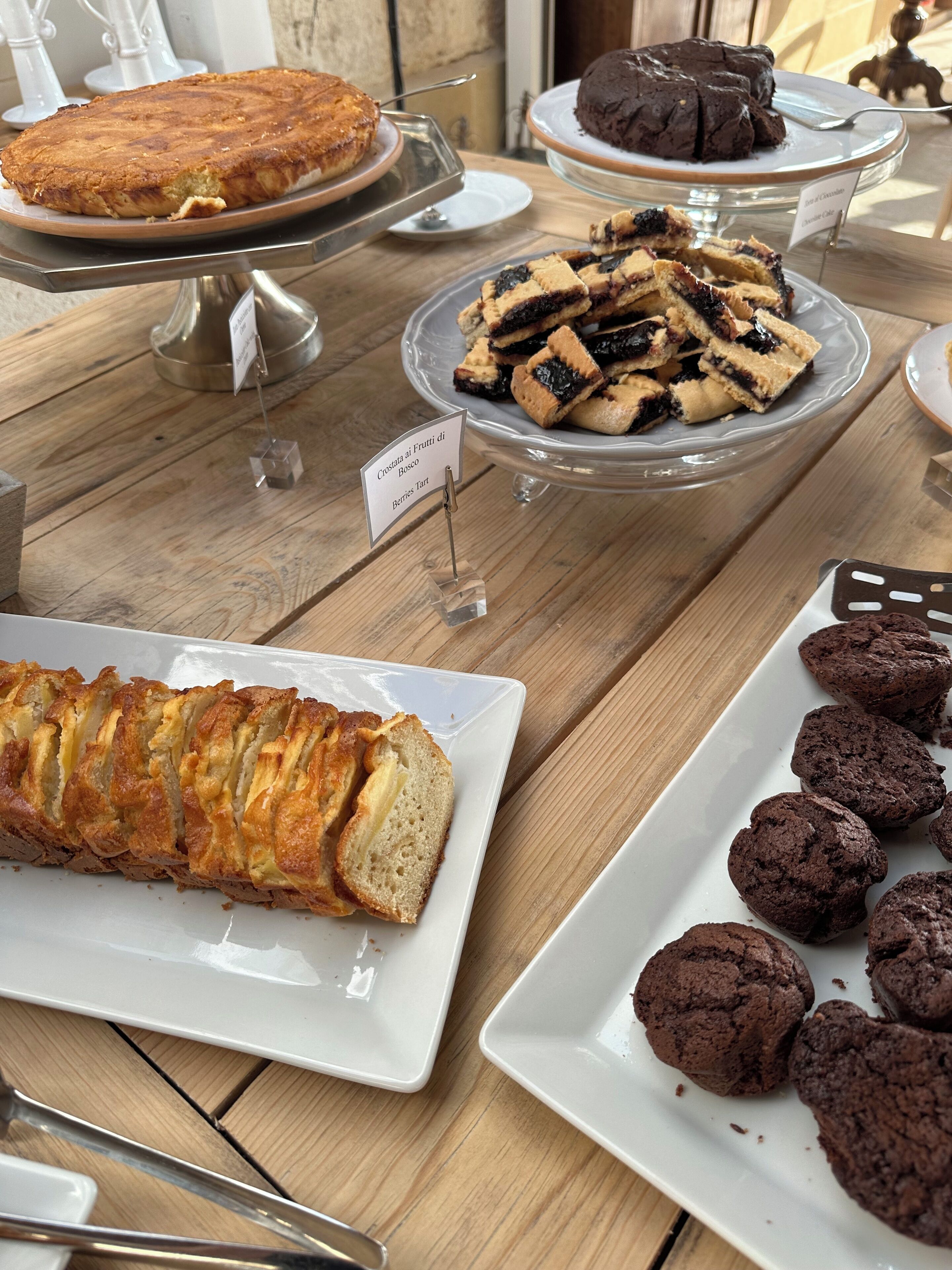 Een verscheidenheid aan desserts te zien, waaronder een taart, taartjes en koekjes.