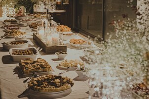 Una mesa de buffet con diversos platos y un centro de mesa con velas.