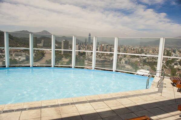 Außenpool, Pool auf dem Dach, Liegestühle