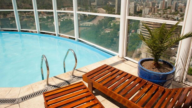 Piscina externa, piscina no terraço, espreguiçadeiras