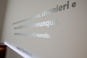 Una proyección de texto sobre una pared, probablemente parte de una exposición o presentación.