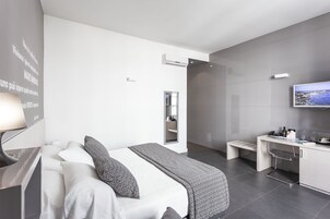 Superior kamer, 1 twee- of 2 eenpersoonsbedden | Luxe beddengoed, donzen dekbedden, een minibar, een kluis op de kamer