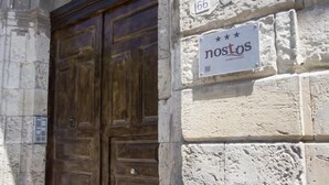 A double wooden door with a sign above it reading "nostos ind & breakfast." - Nostos rooms & Apartments (Syracuse)