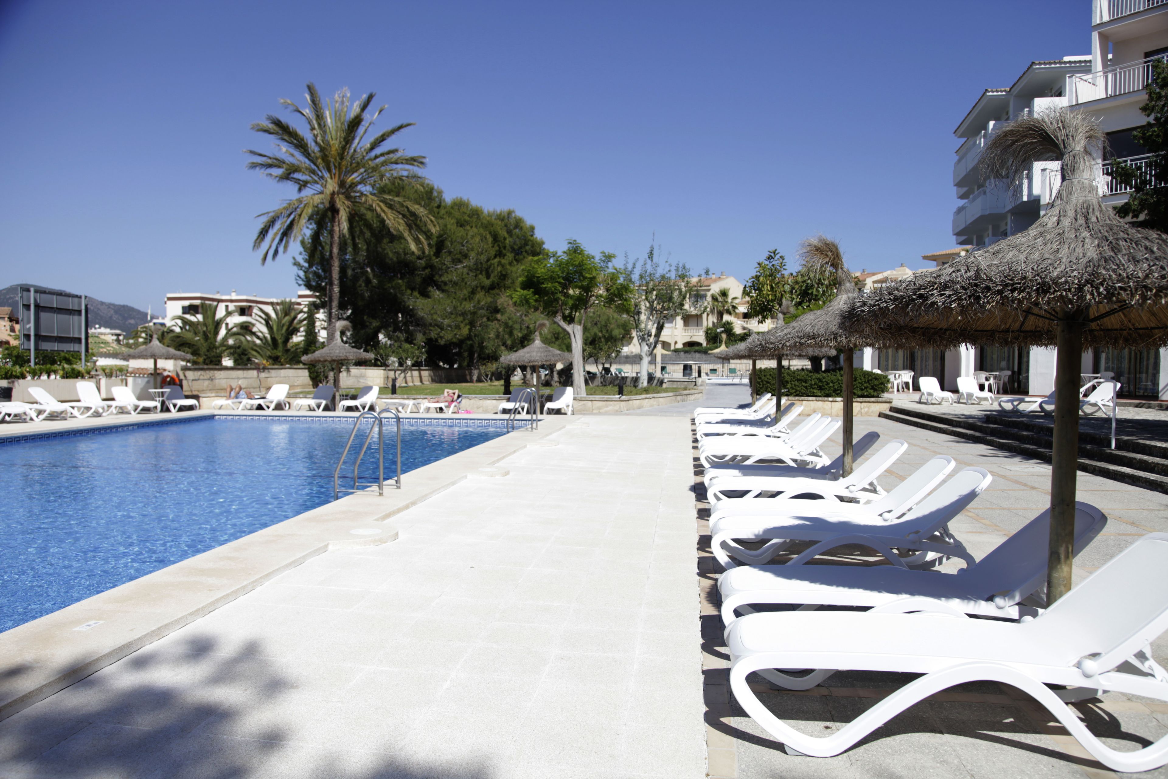 2 outdoor pools, pool umbrellas, pool loungers