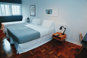 Habitación triple | Minibar, caja fuerte, escritorio y cortinas opacas
