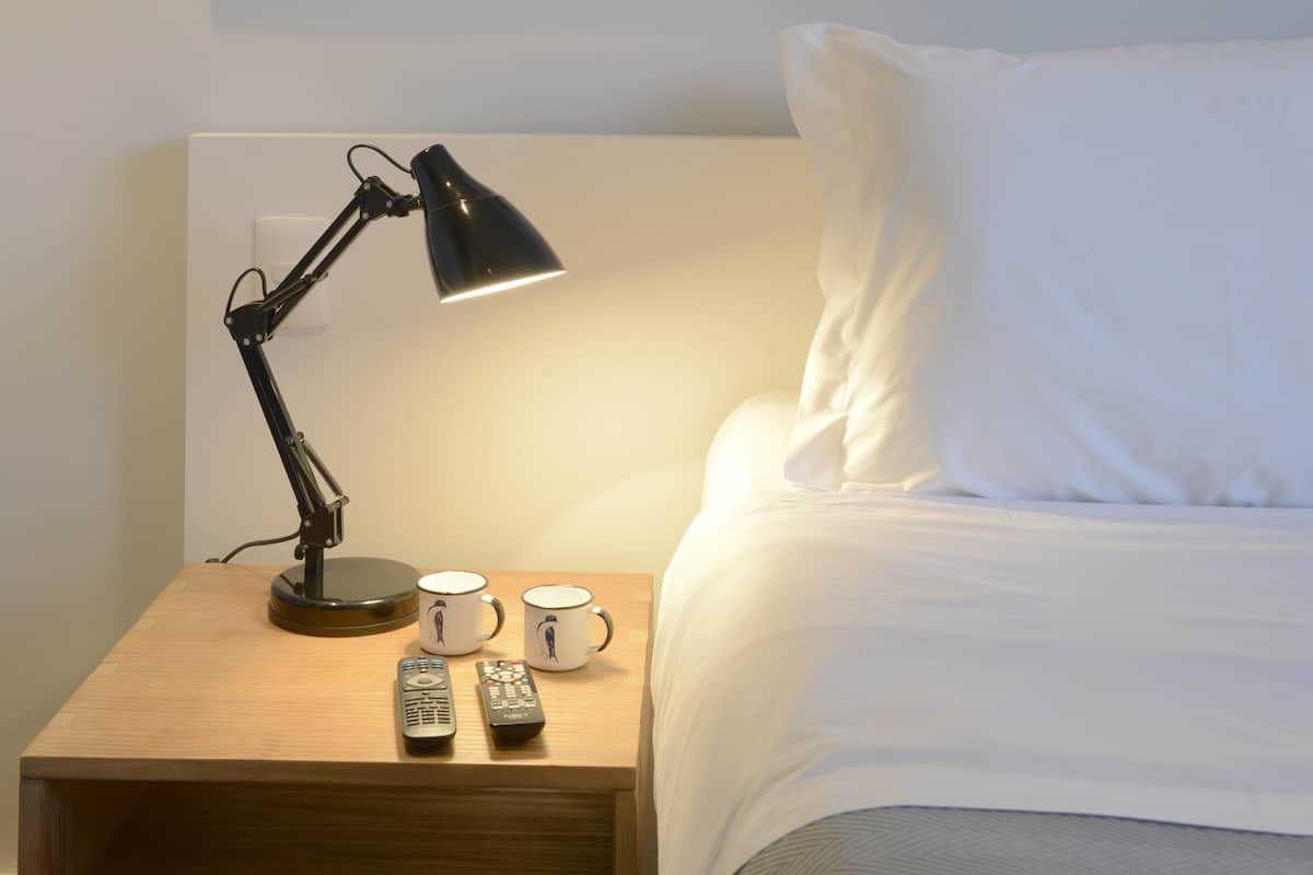 Een minibar, een kluis op de kamer, een bureau, verduisterende gordijnen