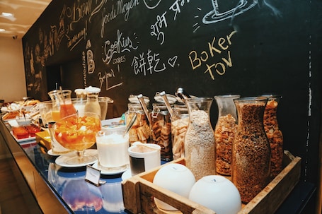 Café da manhã com buffet grátis todos os dias. Bê Hotel