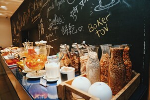 Café da manhã com buffet grátis todos os dias