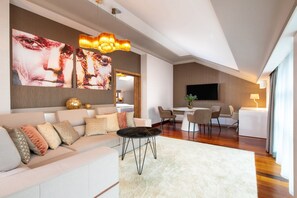 Minibar, in-room safe, desk, bed sheets -  Leonardo Boutique Hotel Krakow City Center (Kraków)