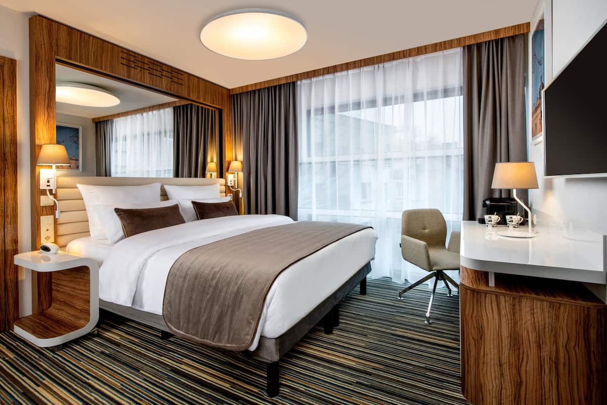 Room (Cozy) | Minibar, in-room safe, desk, bed sheets