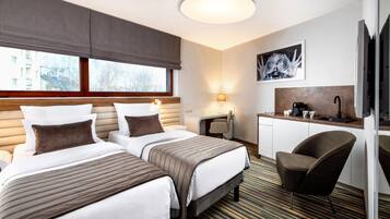 Habitación Confort con 2 camas individuales (Comfort) | Minibar, caja de seguridad en la habitación, escritorio y ropa de cama