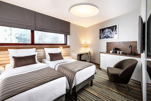 Comfort Twin Room (Comfort) | Minibar, in-room safe, desk, bed sheets