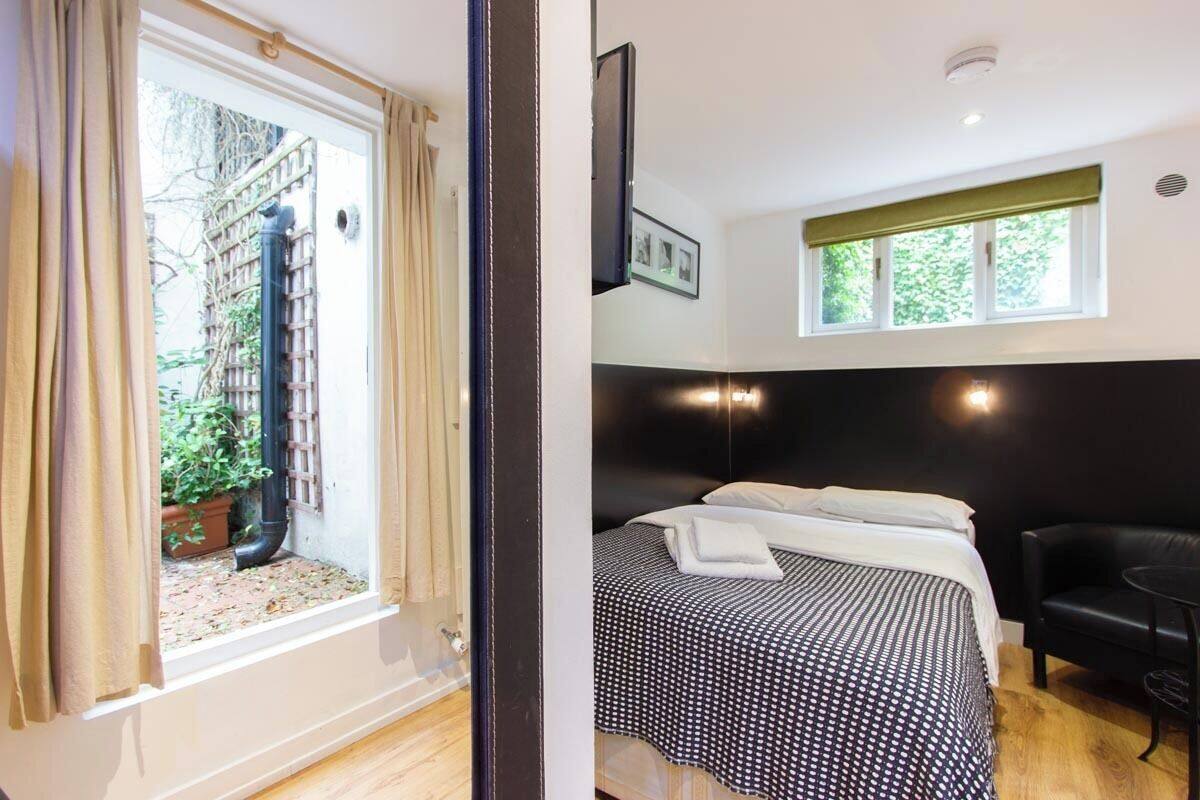 Studio | Blackout drapes, WiFi (free), bed sheets