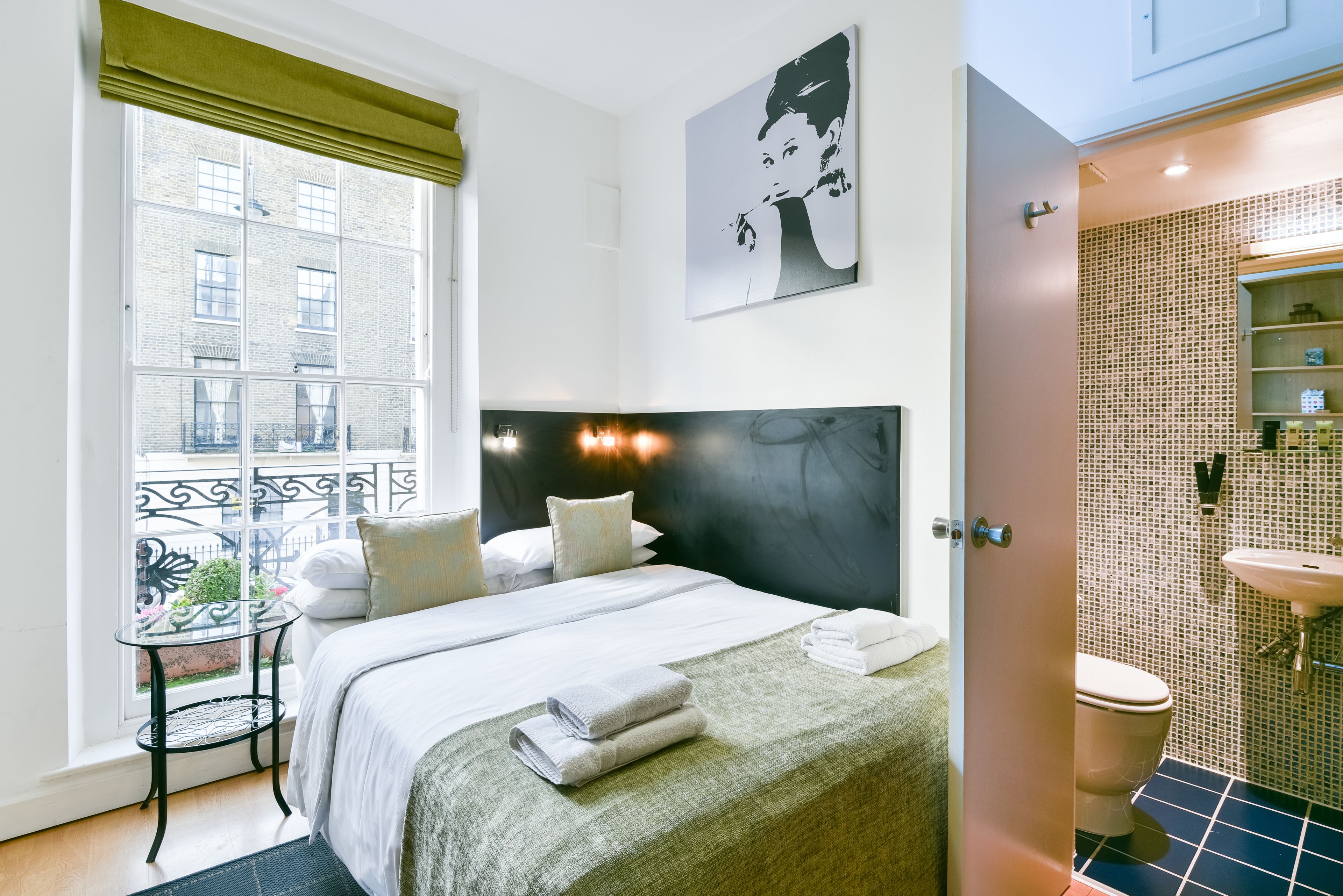 Cortinas blackout, wifi gratis y ropa de cama 