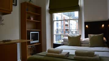 Cortinas blackout, wifi gratis y ropa de cama