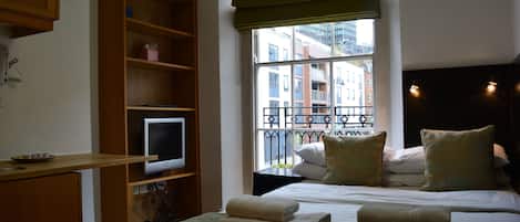 Doppia Standard | Tende oscuranti, Wi-Fi gratuito, lenzuola