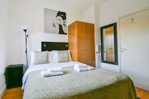 Standard Double Room | Blackout drapes, free WiFi, bed sheets - Studios 2 Let North Gower (London)