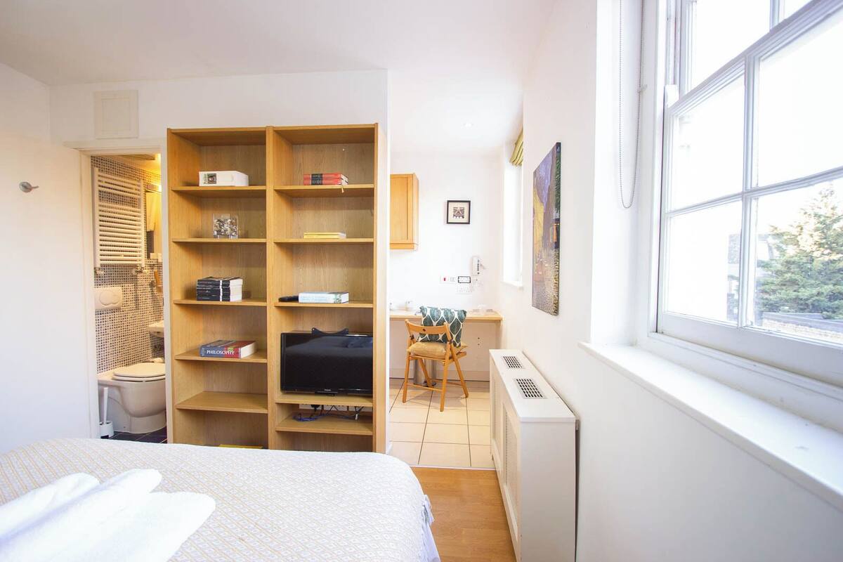 Classic Room | Blackout drapes, WiFi (free), bed sheets