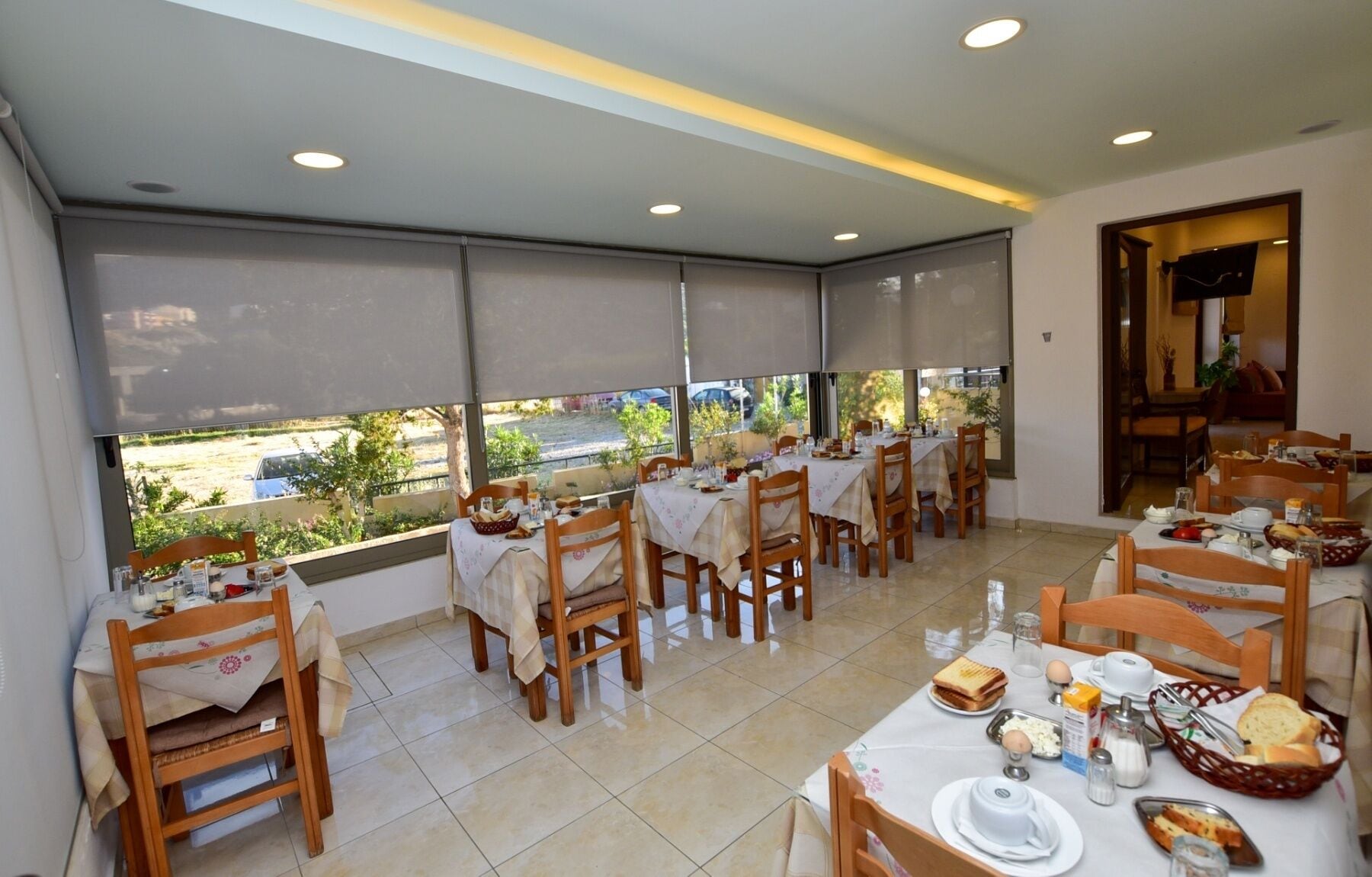 Petit déjeuner continental (7.5 EUR par personne)