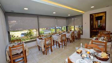 Daily continental breakfast (EUR 7.5 per person)