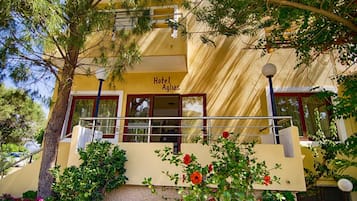 Vista frontal de la propiedad