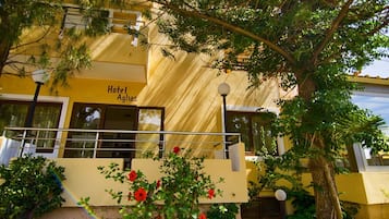 Vista frontal de la propiedad