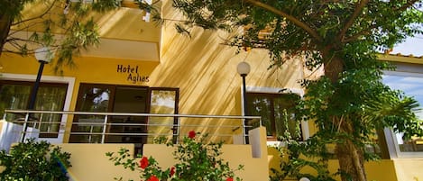 Vista frontal de la propiedad