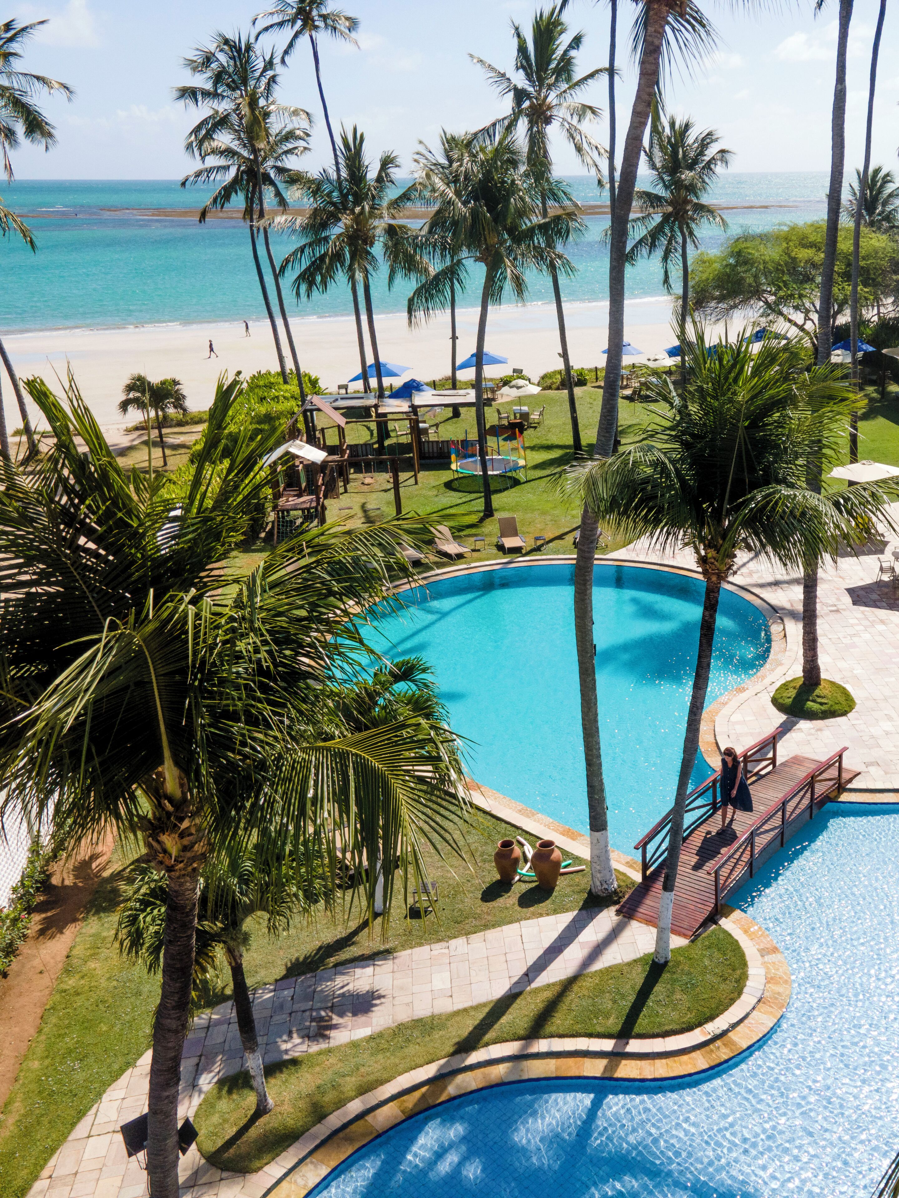 Una piscina al aire libre, tumbonas