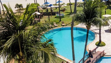 Una piscina al aire libre, tumbonas