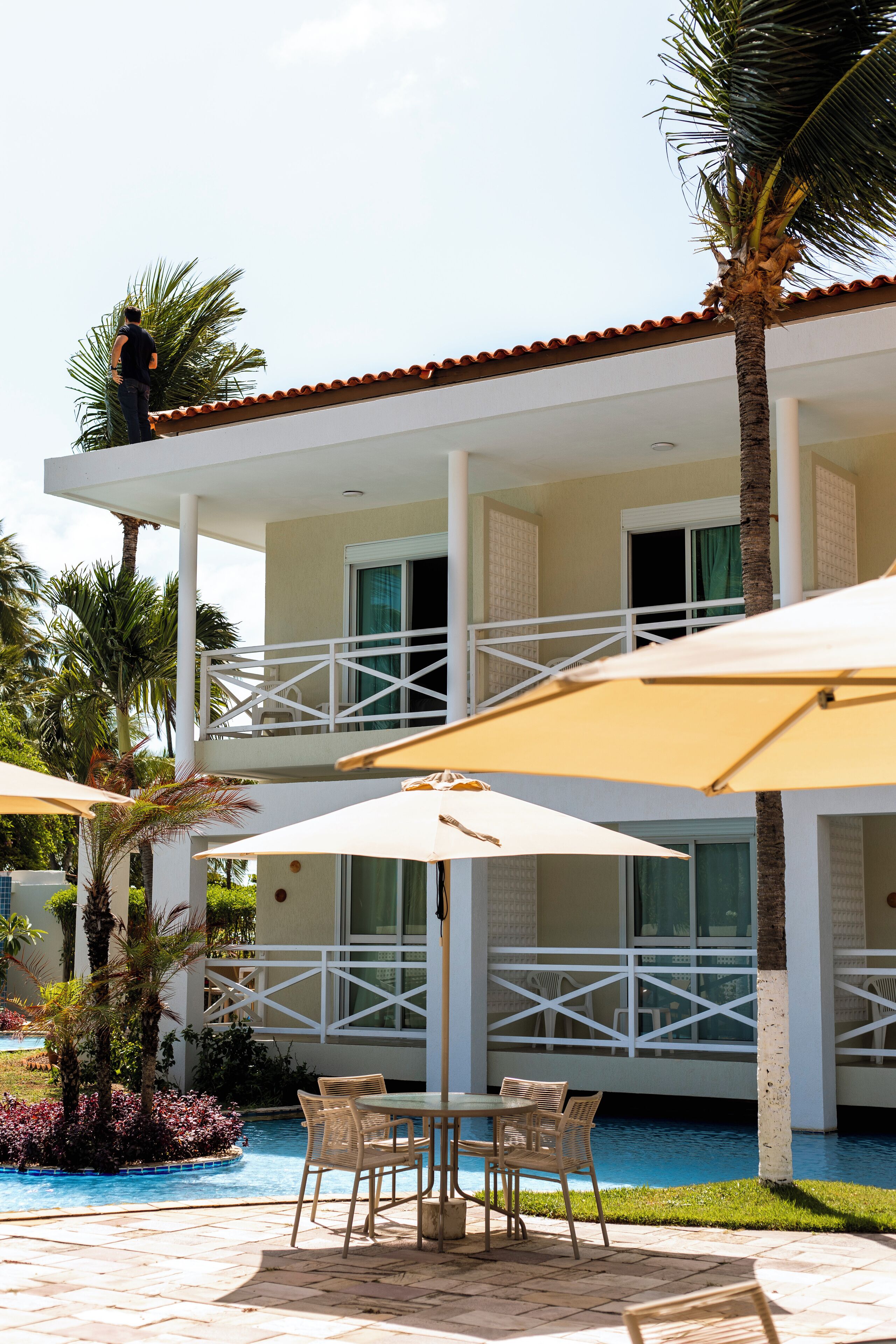 Hotel com piscina, área de estar ao ar livre e varanda.