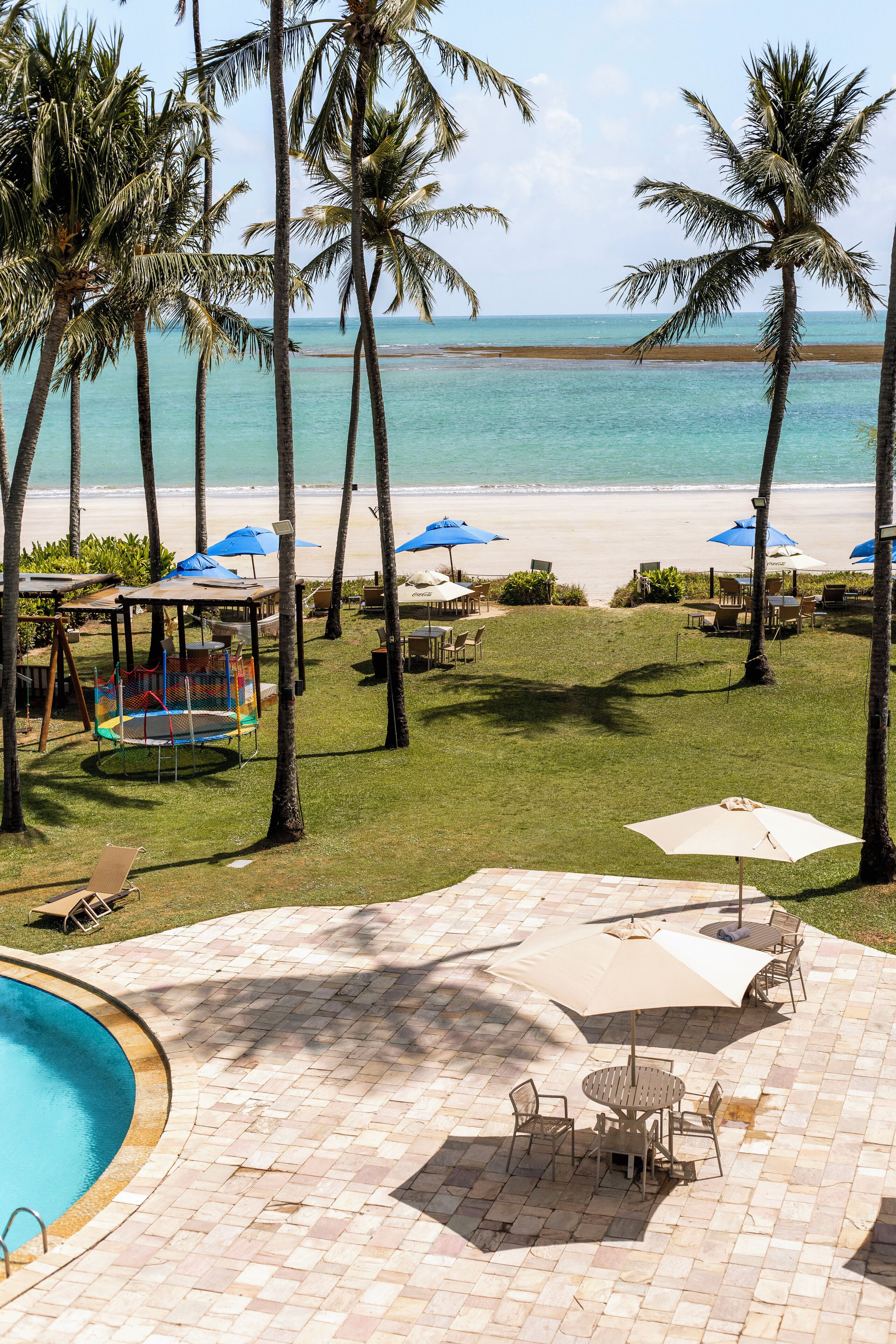 Piscina externa, espreguiçadeiras