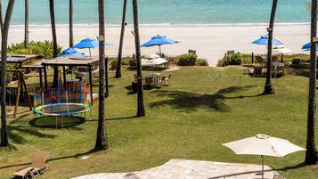 Piscina externa, espreguiçadeiras