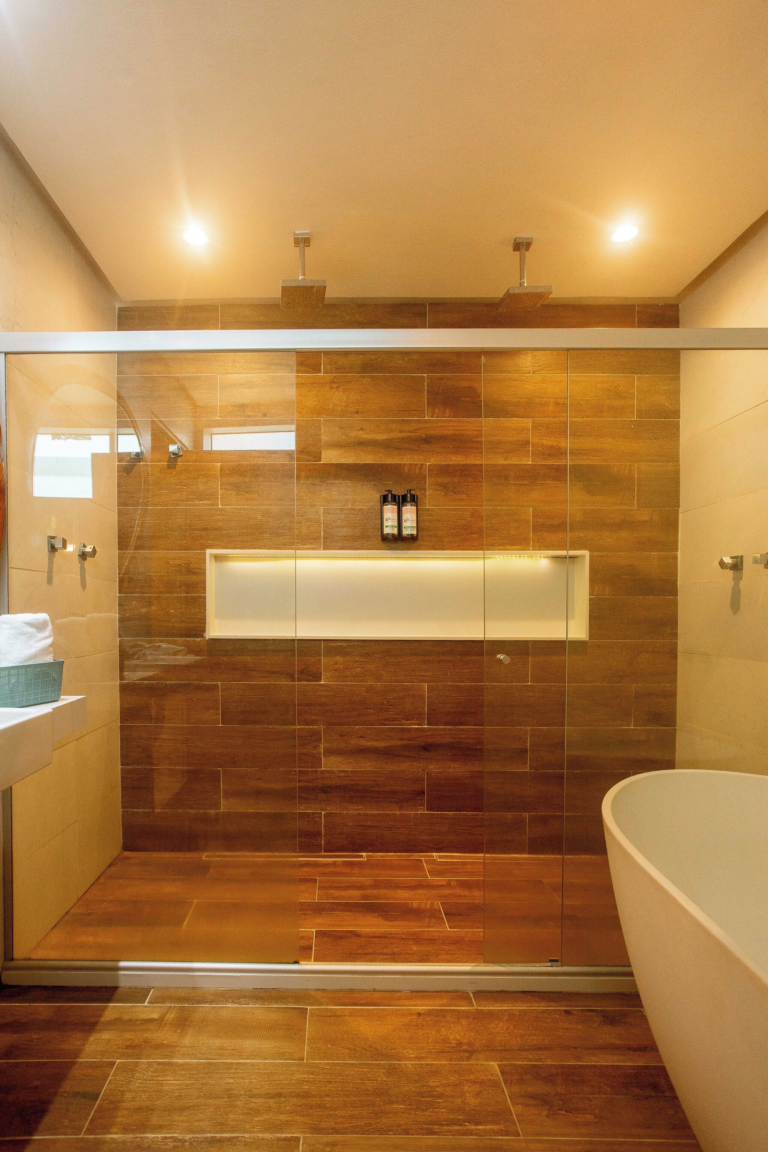 Habitación cuádruple sénior | Baño | Ducha, artículos de higiene personal gratuitos y secador de pelo