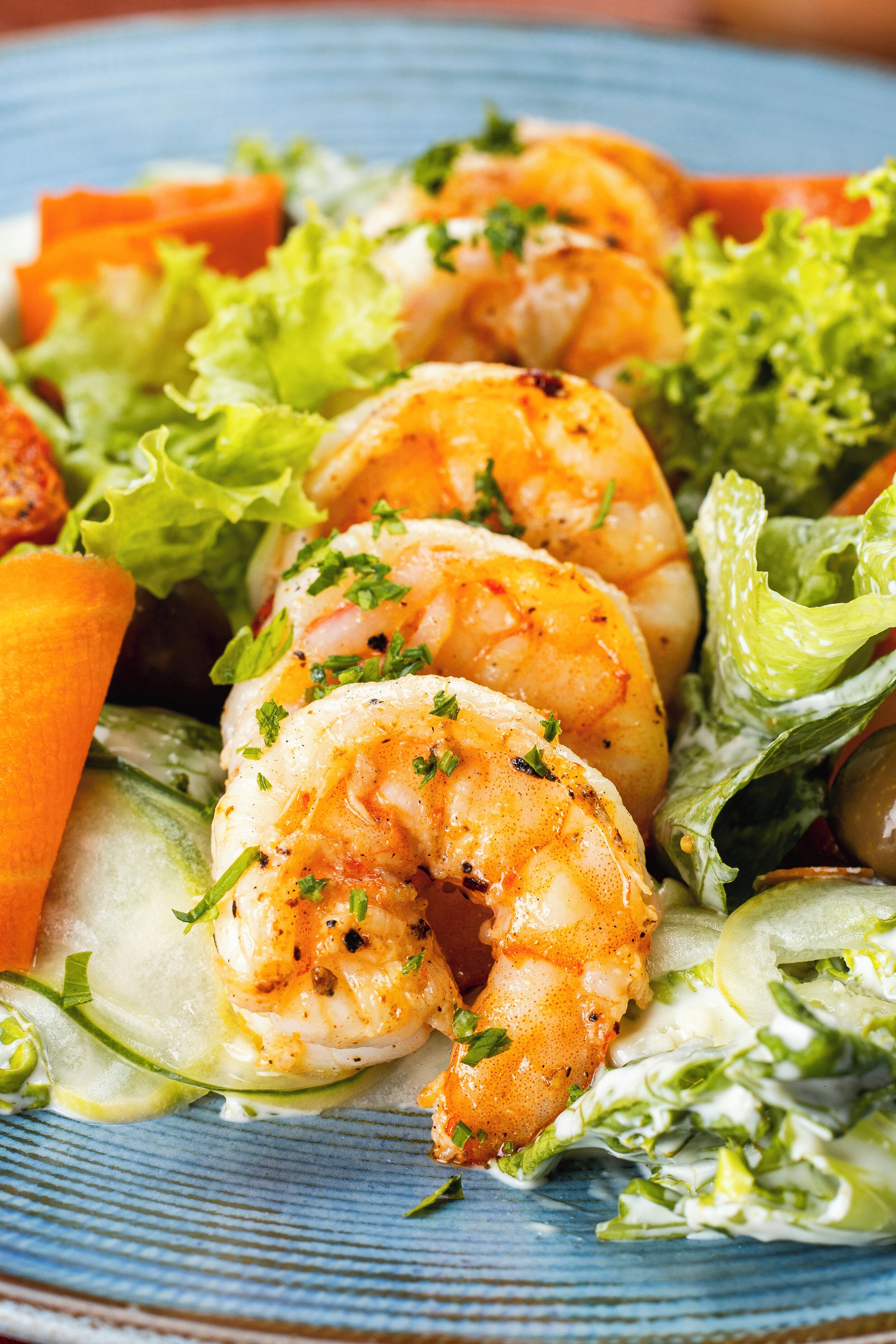 Un plato de camarones con verduras.