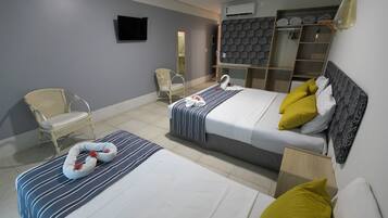 Quarto triplo standard | Frigobar, cofres nos quartos, espaço de trabalho para notebook