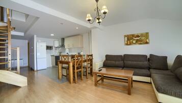 Comfort appartement, 1 slaapkamer | Woonruimte | Een flatscreentelevisie