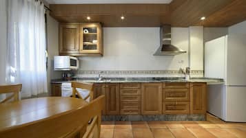 Fridge, coffee/tea maker, cookware/dishes/utensils