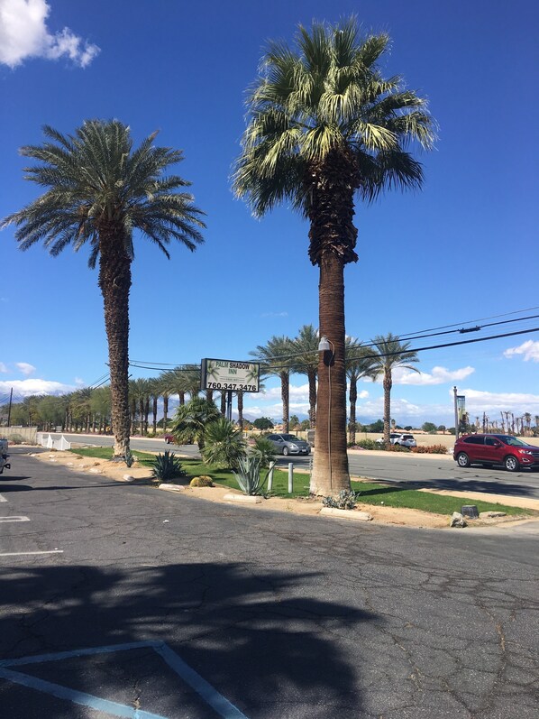 Free self-parking - Palm Shadow Inn (Indio)