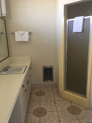 Bathroom - Palm Shadow Inn (Indio)