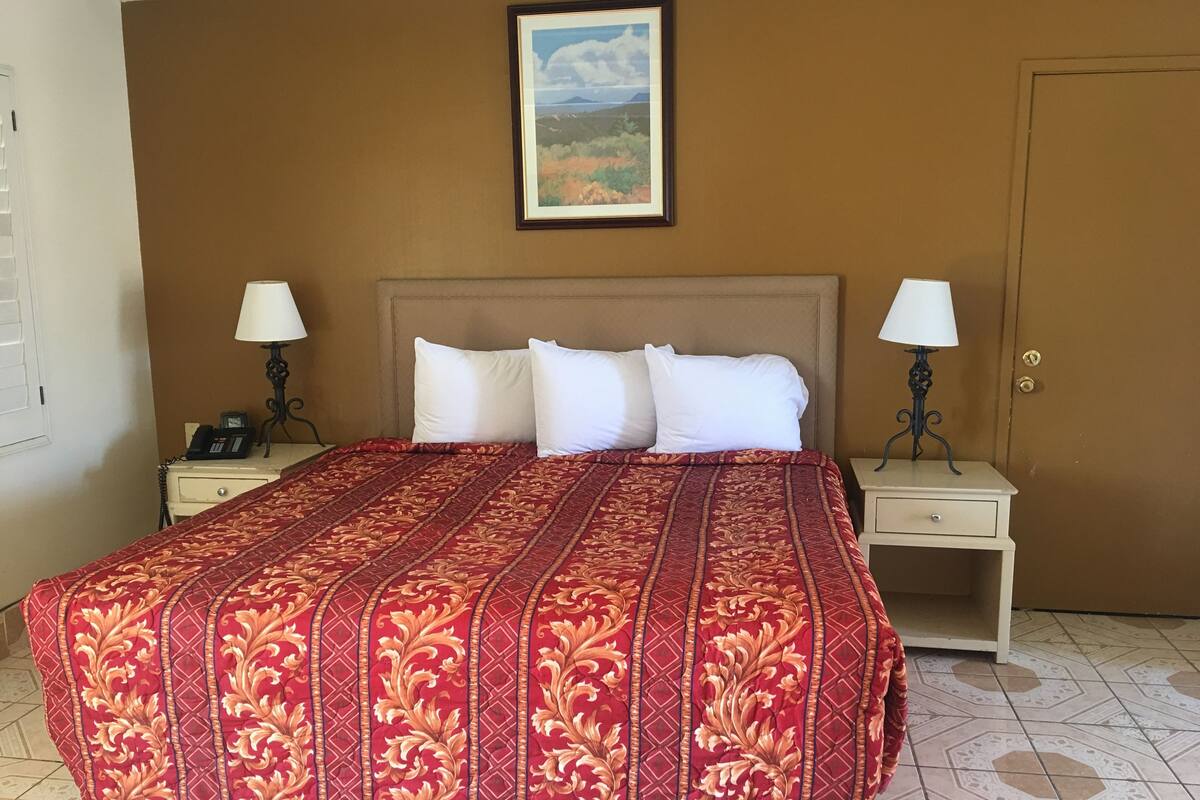 Deluxe Room, 1 King Bed | WiFi (free)