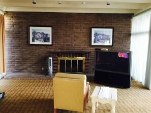 TV - Palm Shadow Inn (Indio)