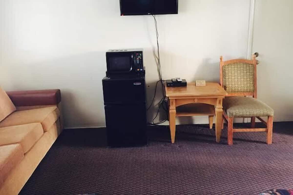 Habitación Deluxe doble, varias camas | Zona de estar | Una televisión